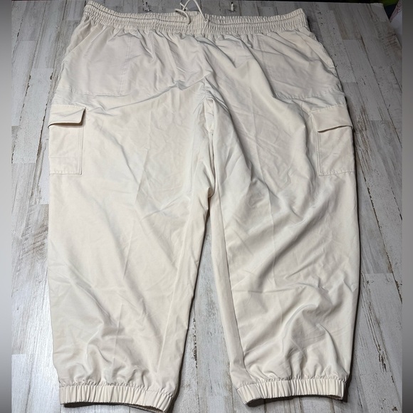 Old Navy Strechtech Lightweight Jogger Womens Cream Cargo Pants 3X & 4X - Picture 8 of 16